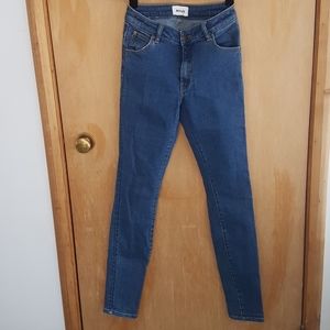 Mid to high rise stiff blue denim skinny.